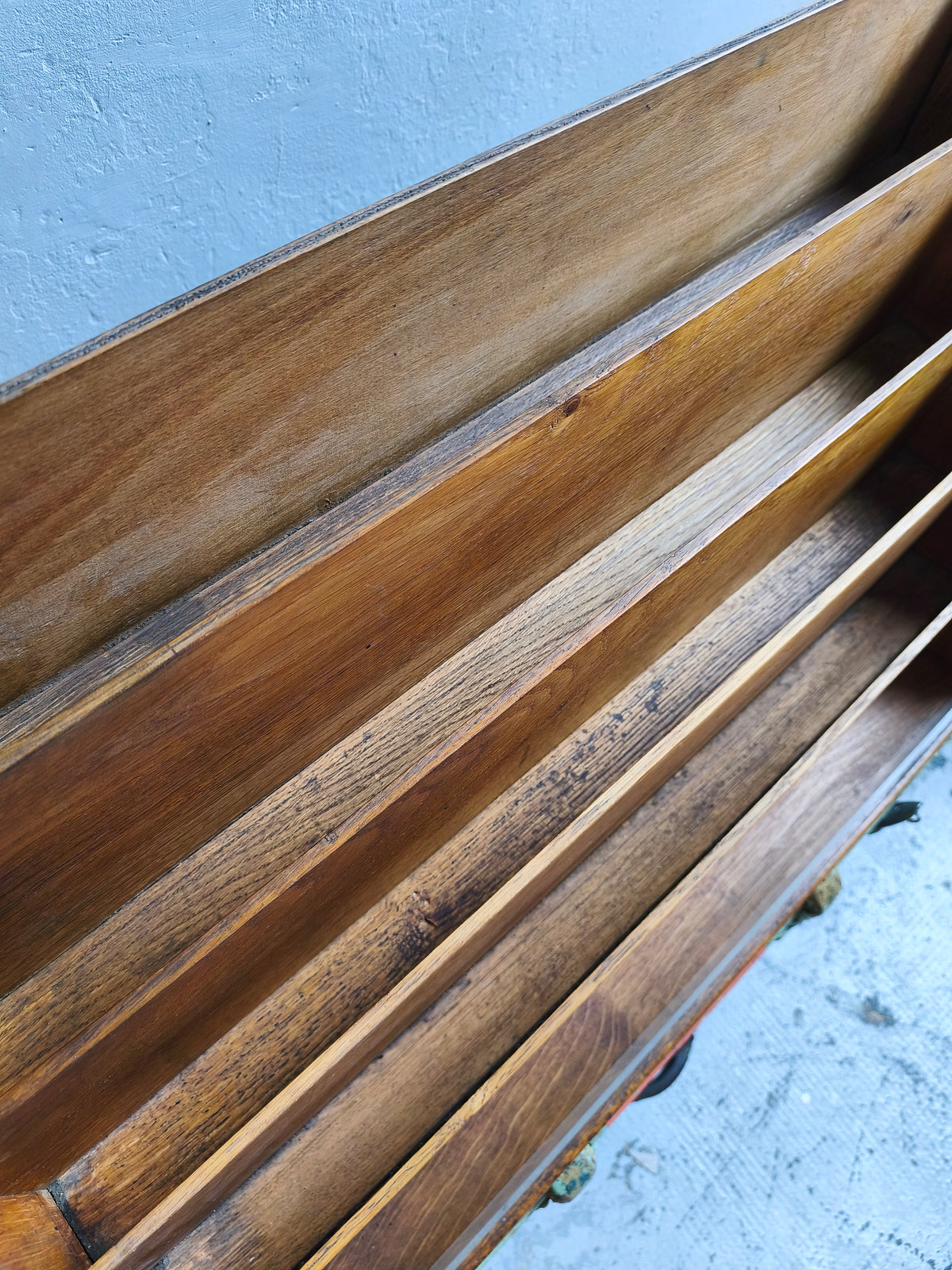 Présentoir à livre vintage en bois   Patine