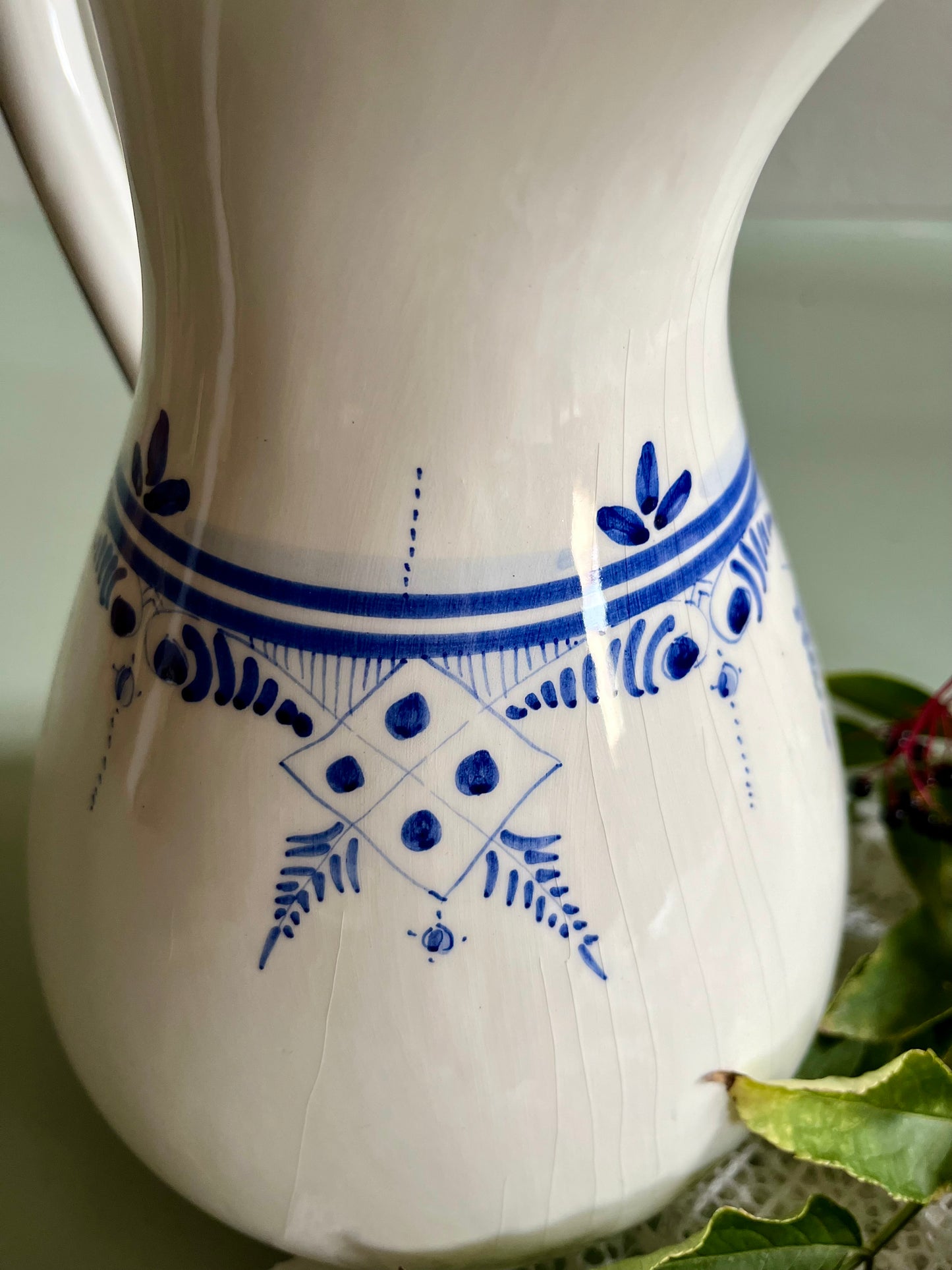 Pichet/broc ancien à motifs bleus  Vaisselle Patine
