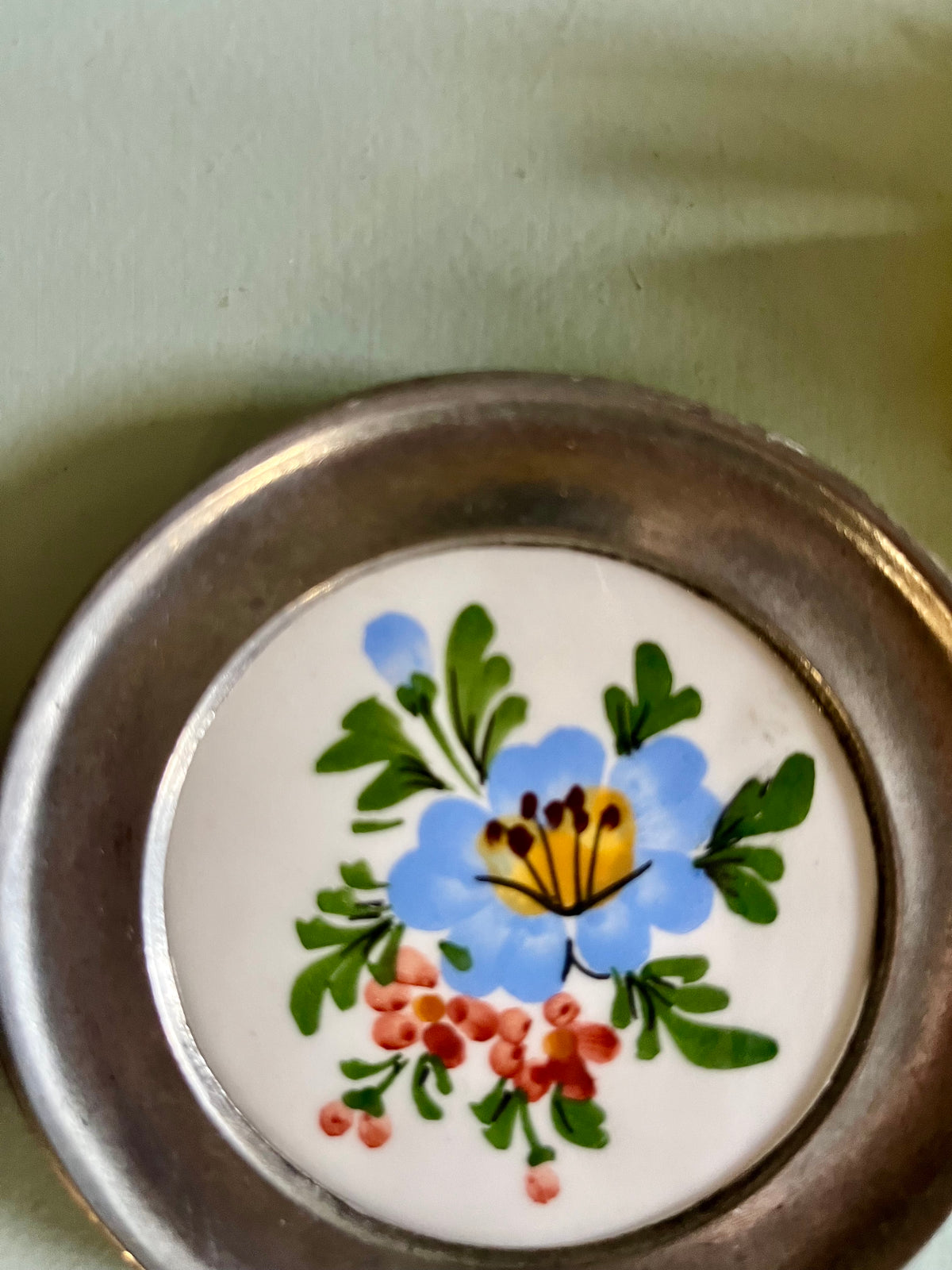 Médaillons muraux vintage en céramique et étain – lot de 2  Décoration Patine