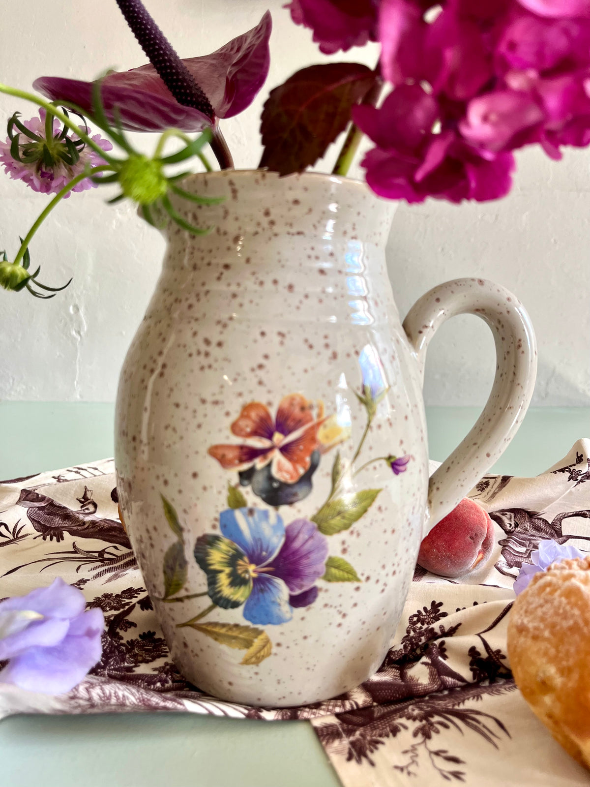 Pichet ancien décoré fleurs   Patine