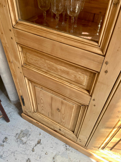 Armoire vaisselier ancien en pin massif portes vitrées