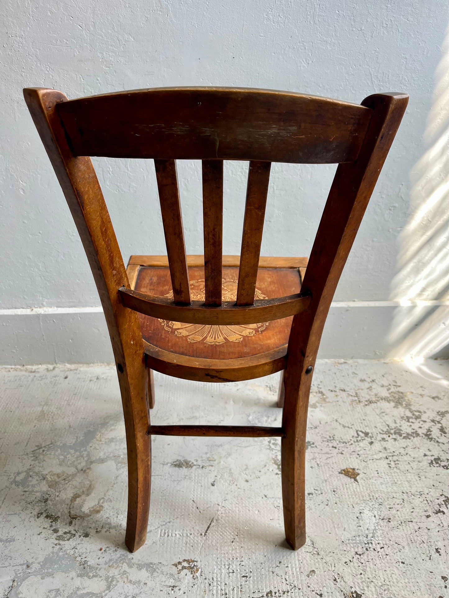 Chaise bistrot patiné assise gravée