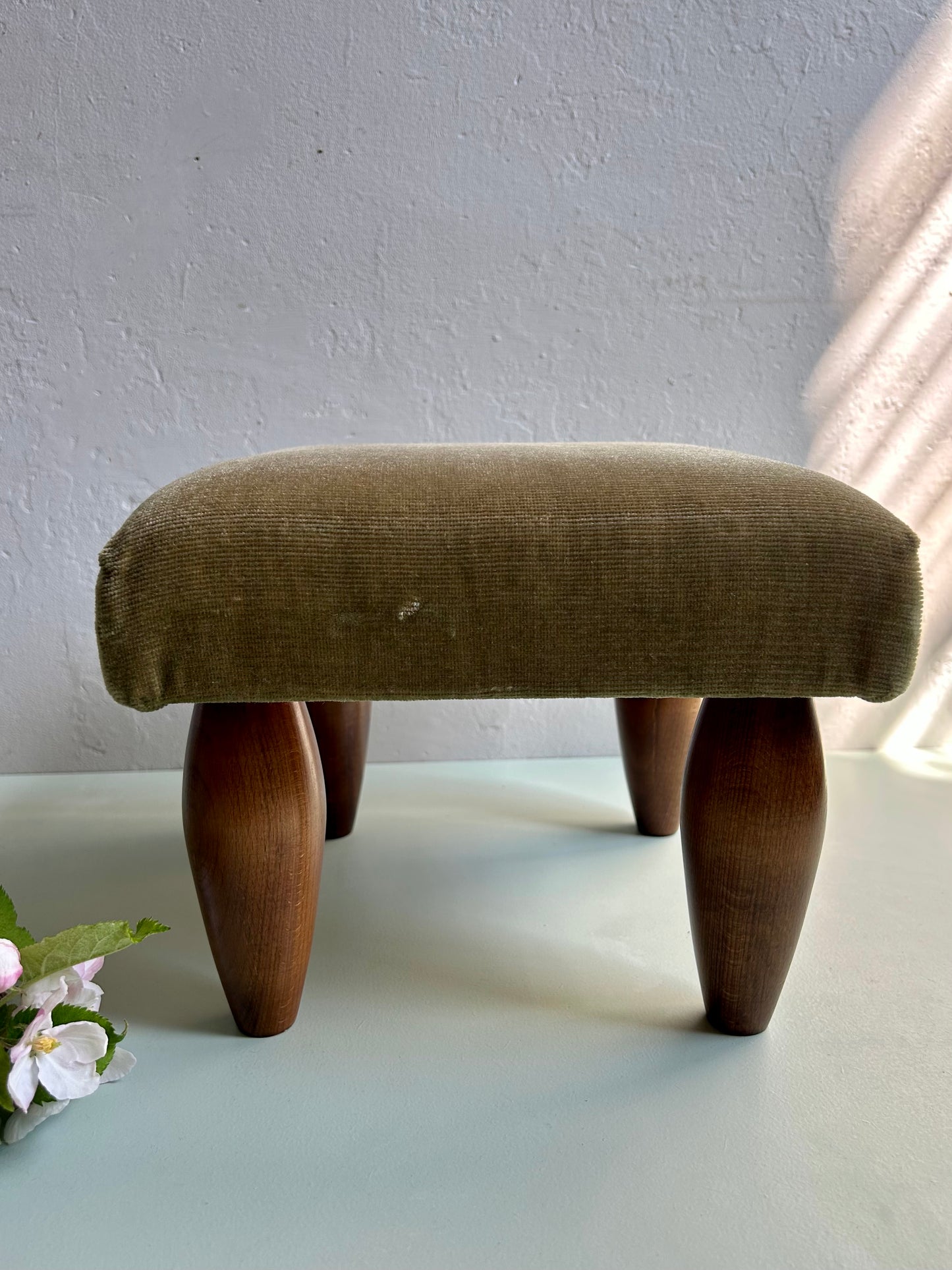 Repose pied en velours vert