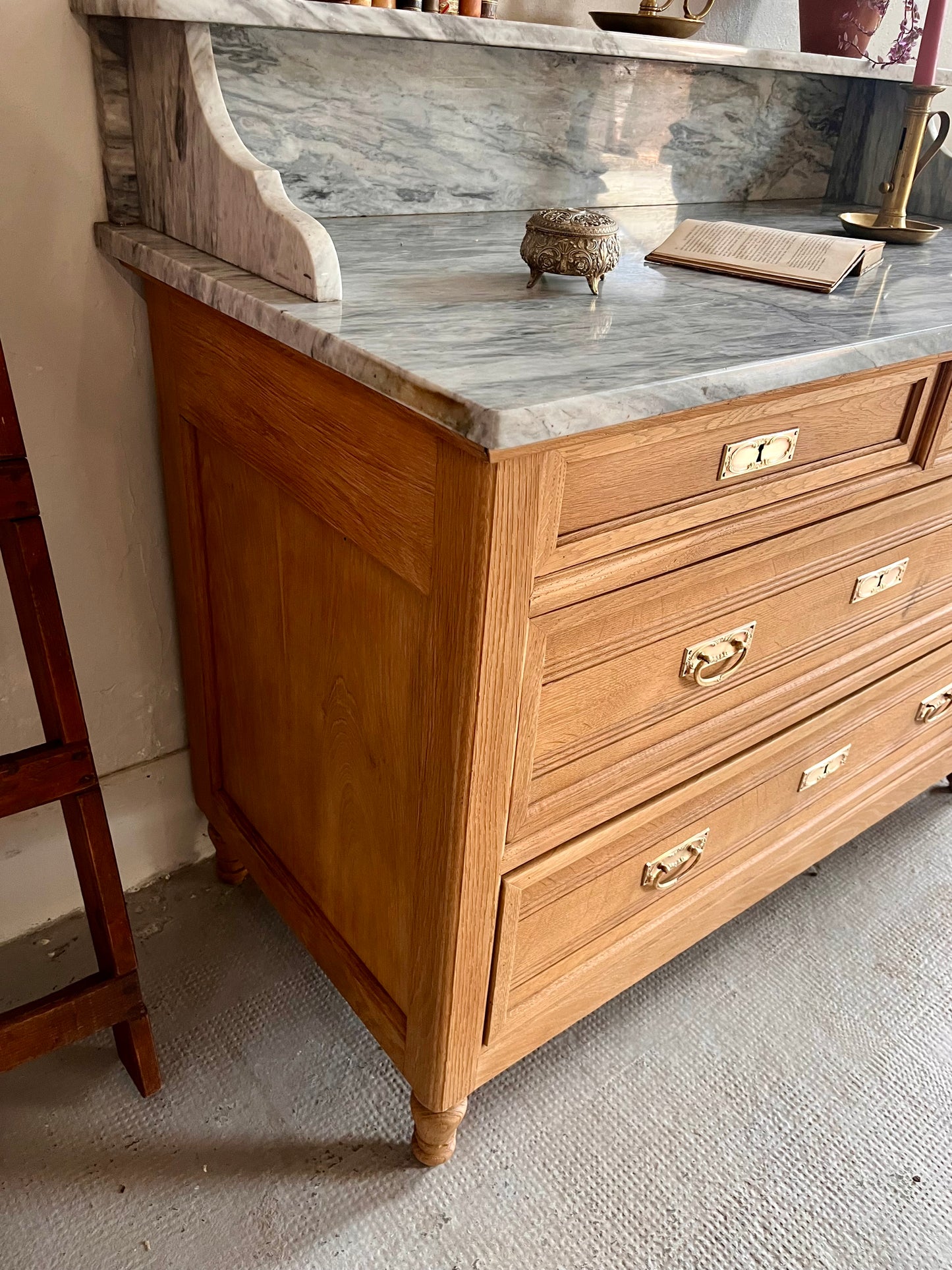 Commode plateau en marbre gris  Meubles Patine