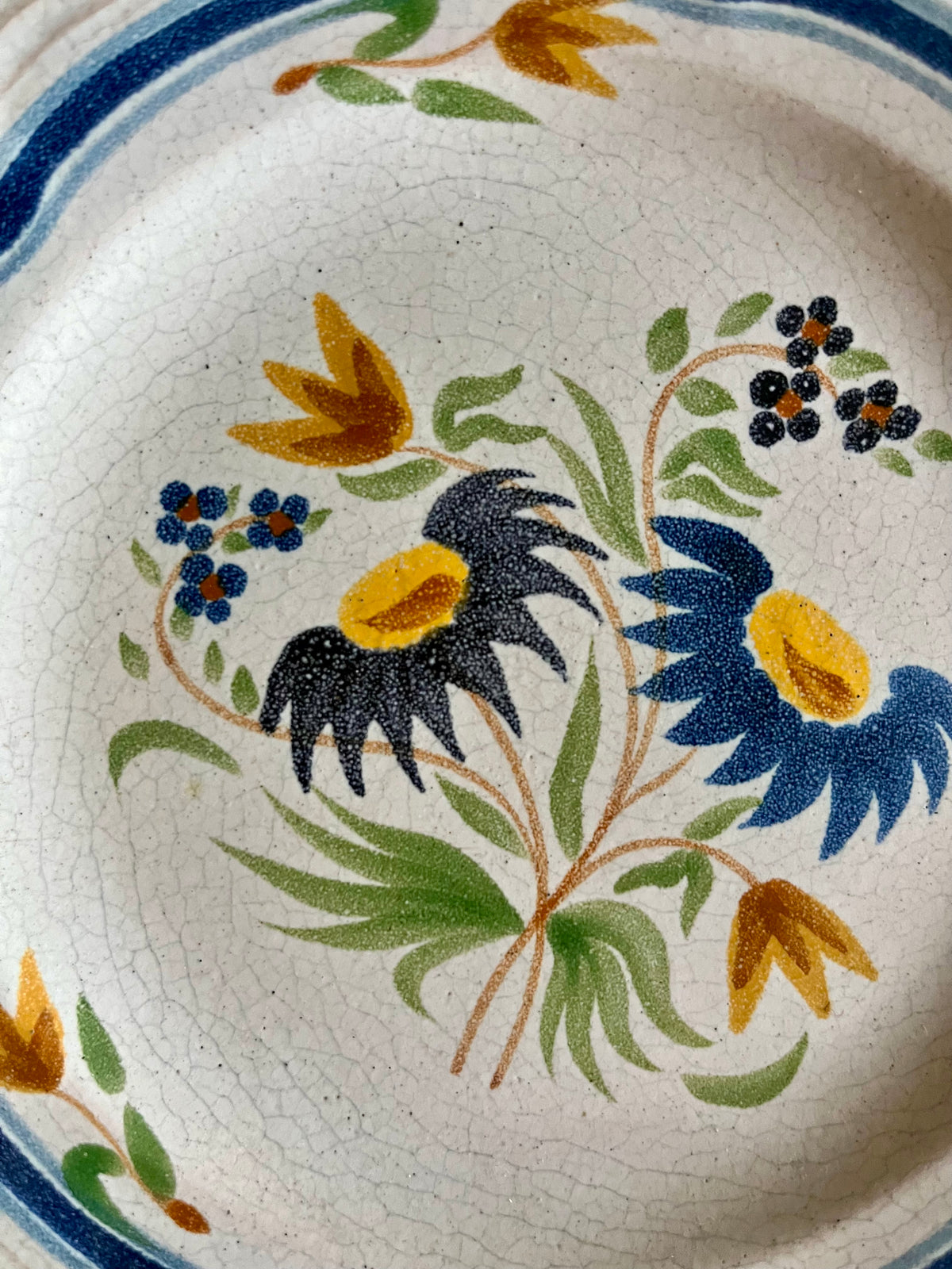 Assiette ancienne en faïence à décor floral peint à la main   Patine