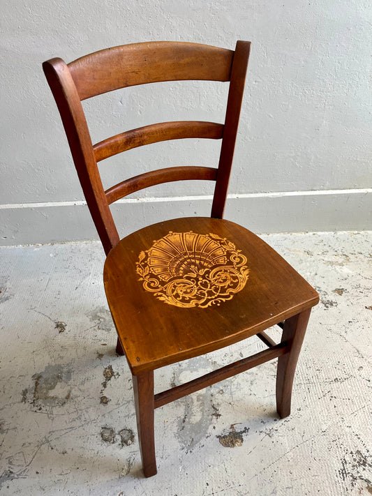 Chaise bistrot ancienne assise gravée bois foncé