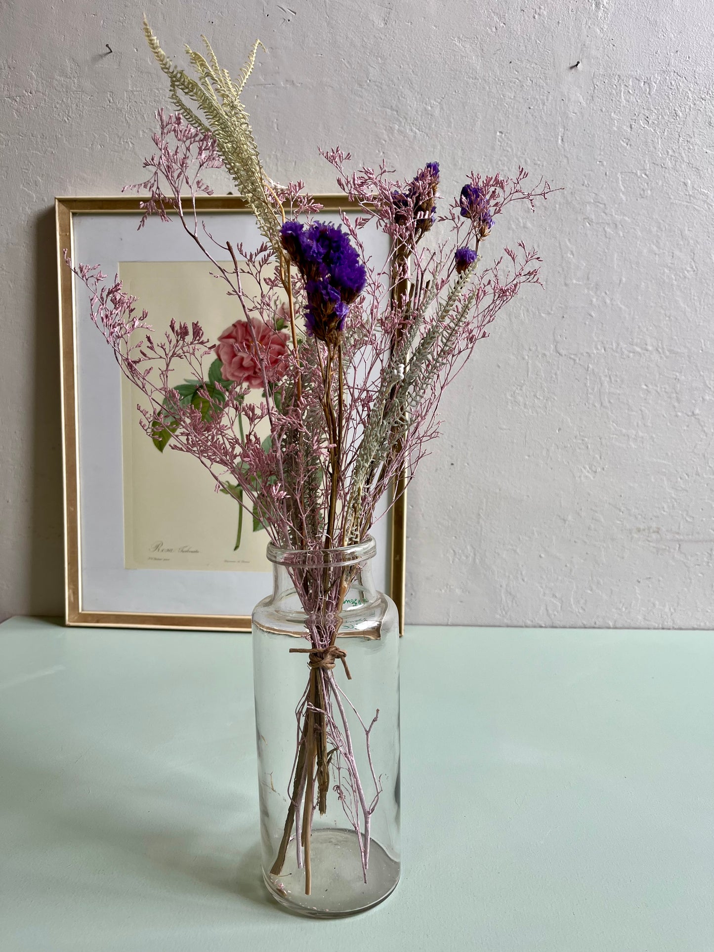 Flacon ancien avec bouquet de fleurs séchées