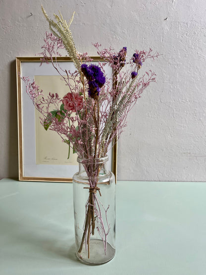 Flacon ancien avec bouquet de fleurs séchées