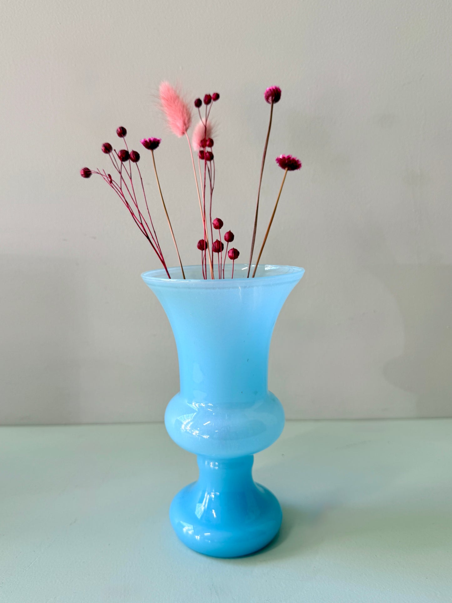 Vase bleu en opaline