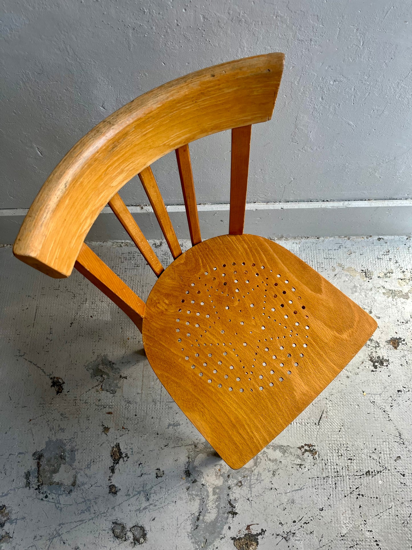 Chaise bistrot ancienne assise perforée étoile