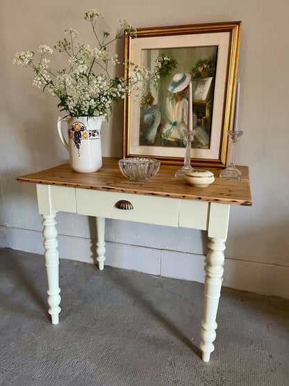 Table pieds tournés bois et crème