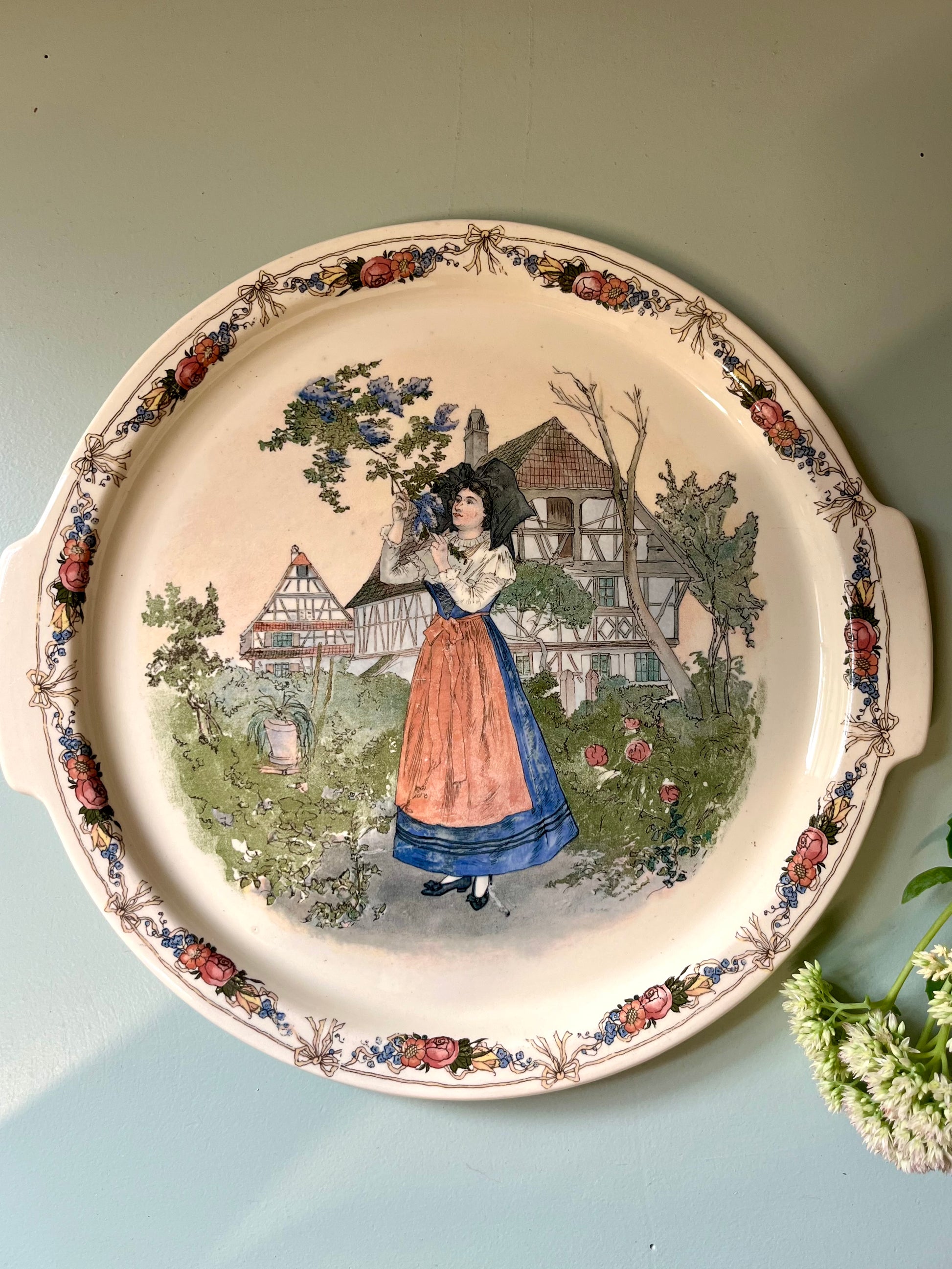 Plat ancien Sarreguemines Obernai – Henri Loux  Vaisselle Patine