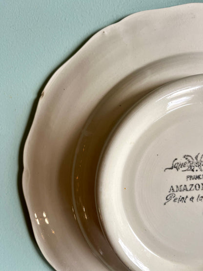 Assiette piédouche Sarreguemines modèle « Amazone »  Vaisselle Patine