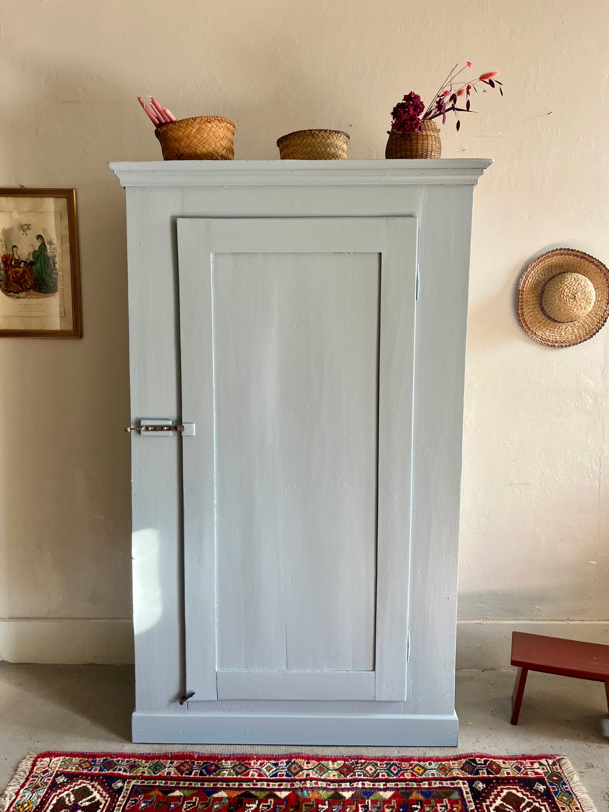 Bonnetière ancienne bleu gris et bordeaux  Meubles Patine