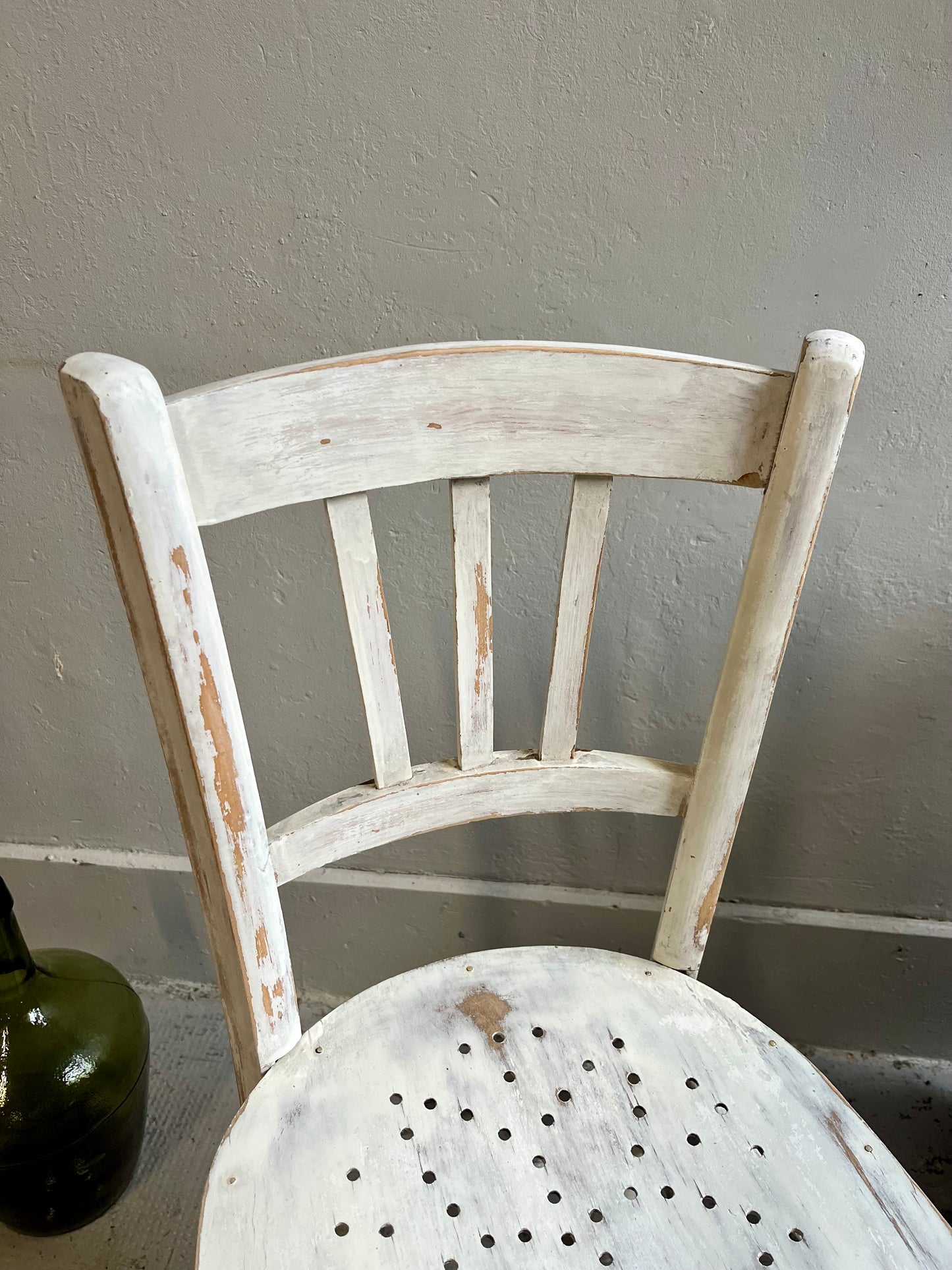 Chaise patinée blanche 2