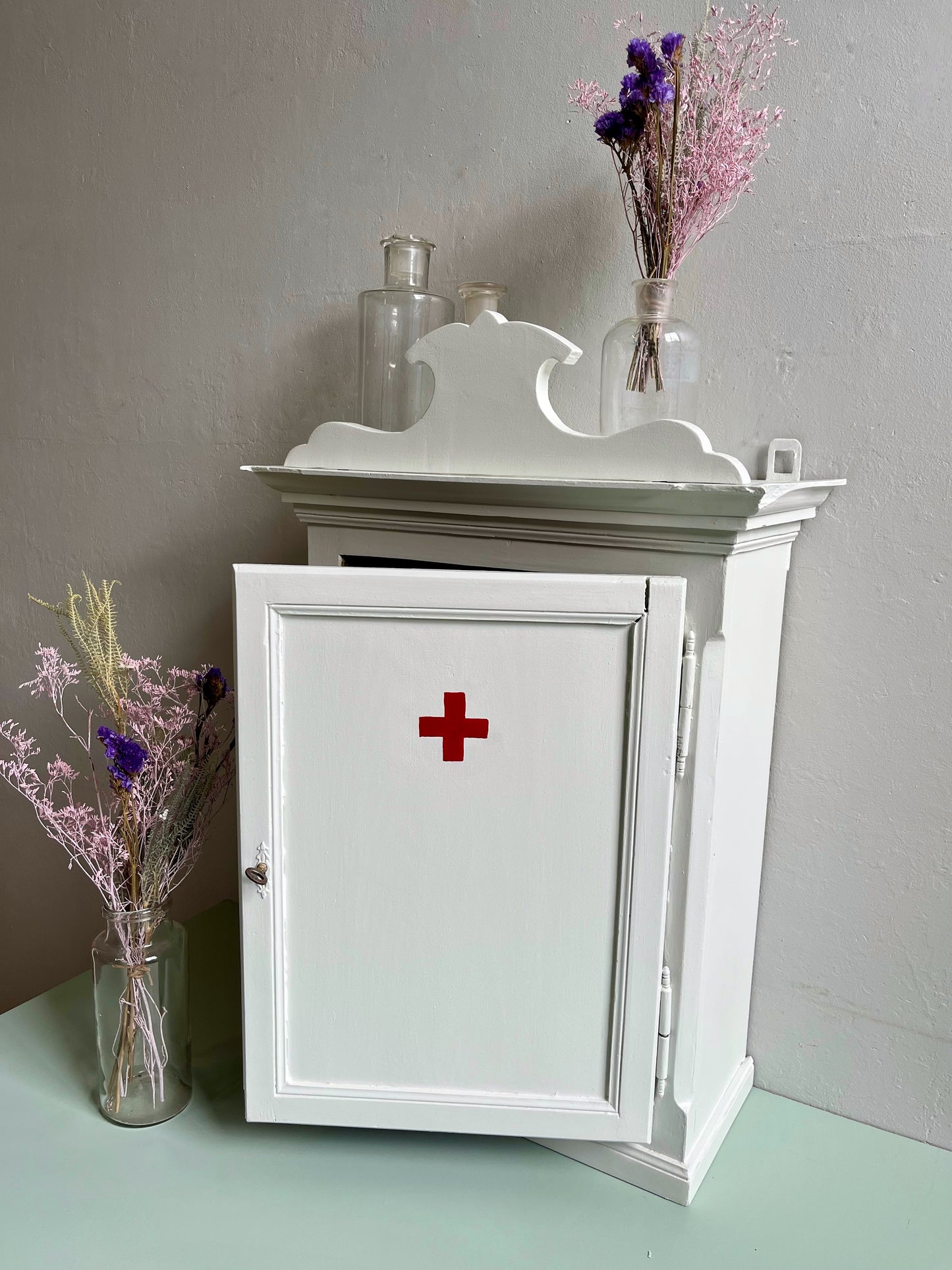 Petite armoire à pharmacie ancienne