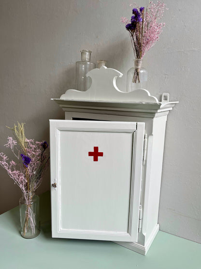 Petite armoire à pharmacie ancienne