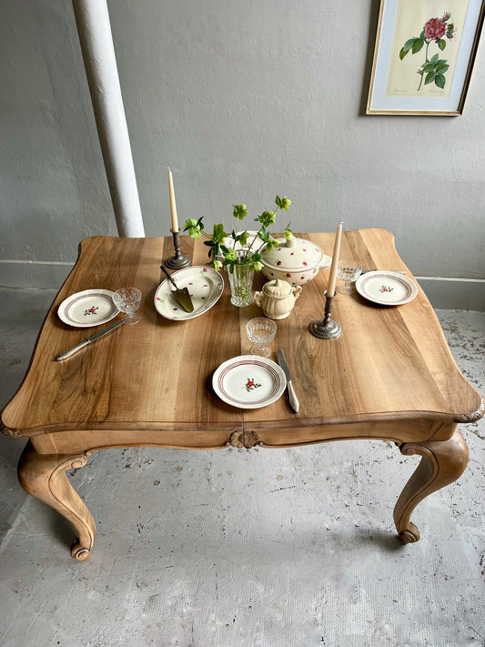 Table ancienne en noyer style Louis XV