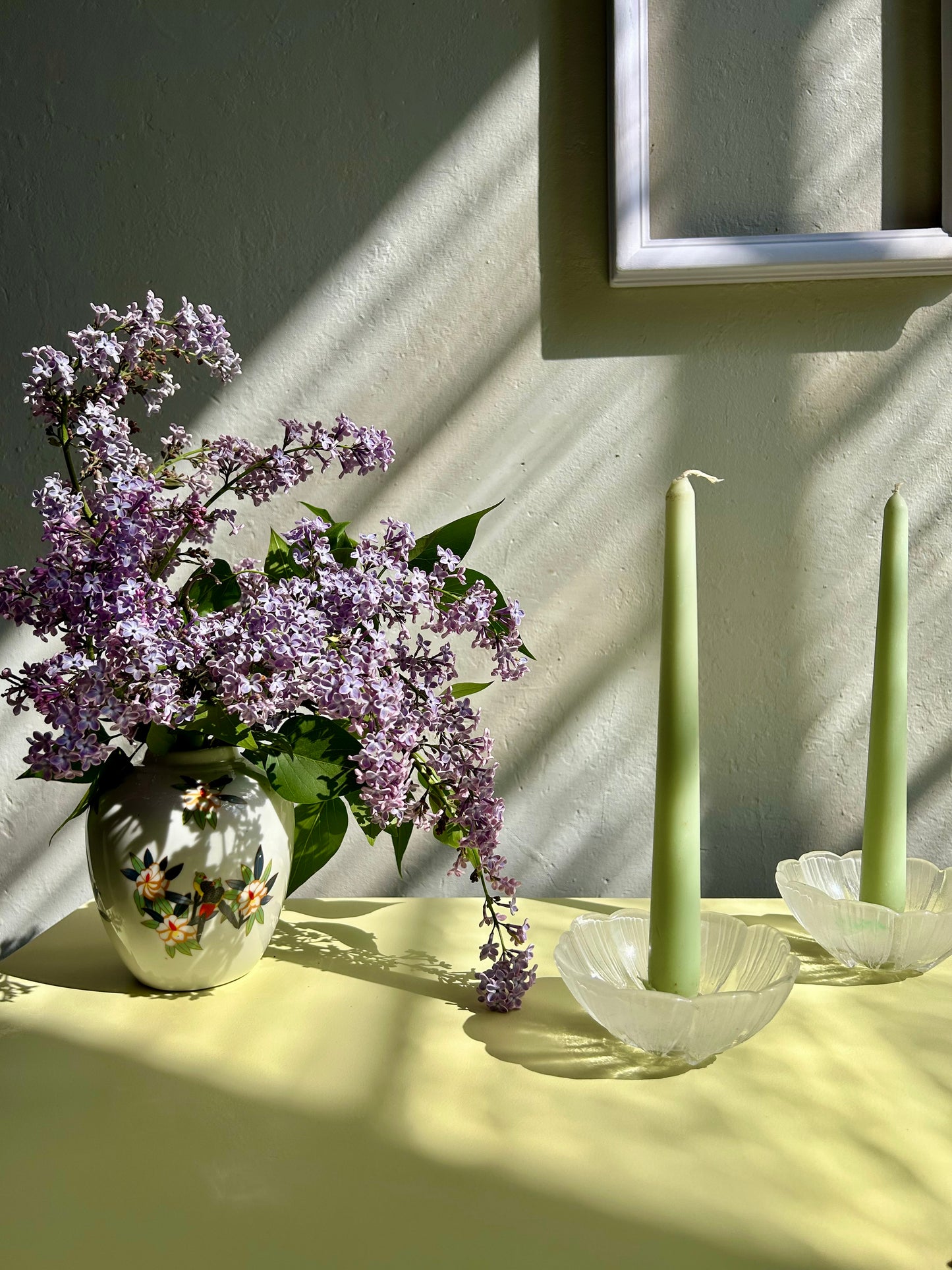 Table basse 70’s jaune pieds compas