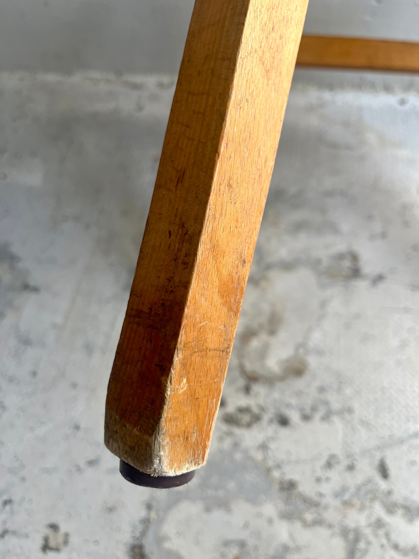 Chaise bistrot ancienne assise perforée étoile