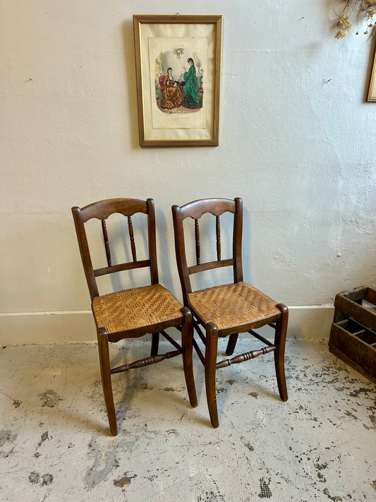Chaises bistrot en bois foncé à assise paillée - paire