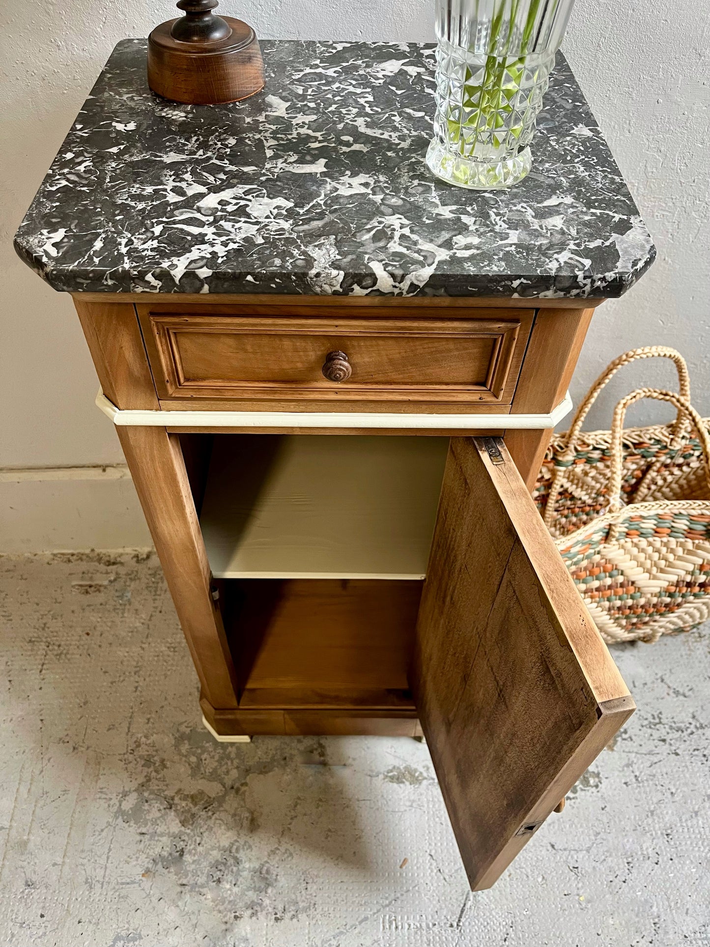 Chevet ancien placage noyer plateau en marbre