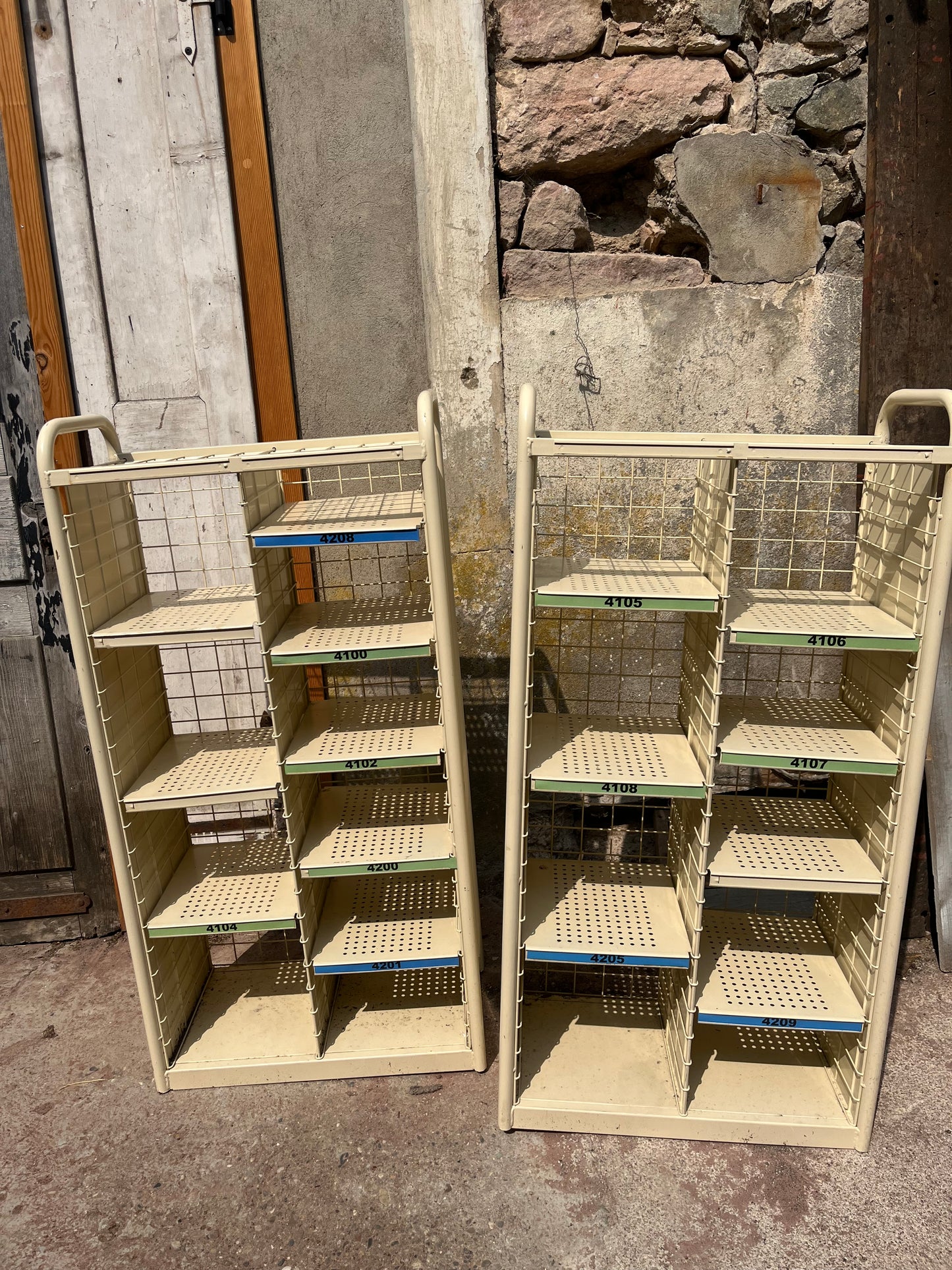 Casiers métallique ancien de la poste  Meubles à rénover Patine