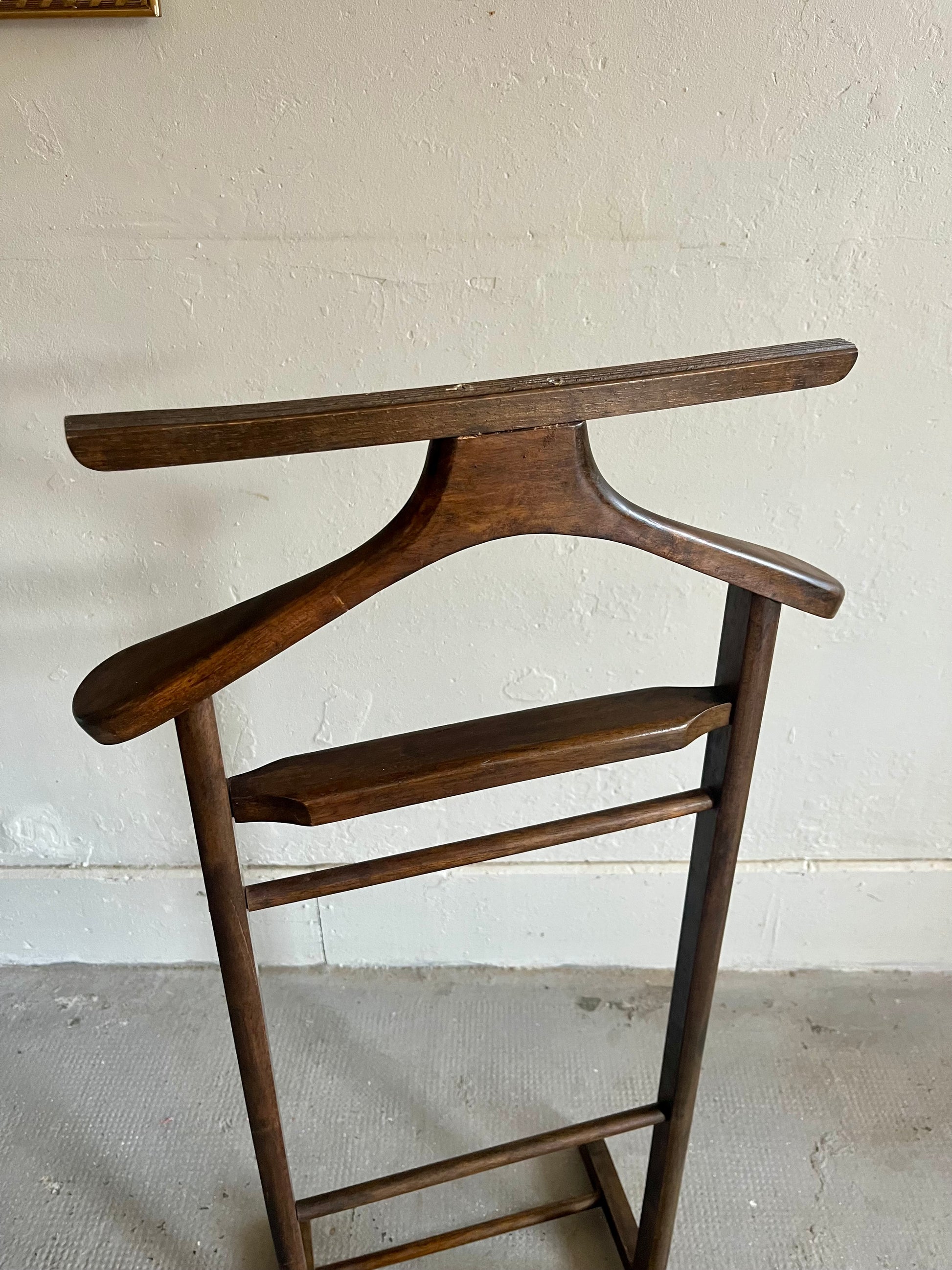 Valet ancien en bois   Patine