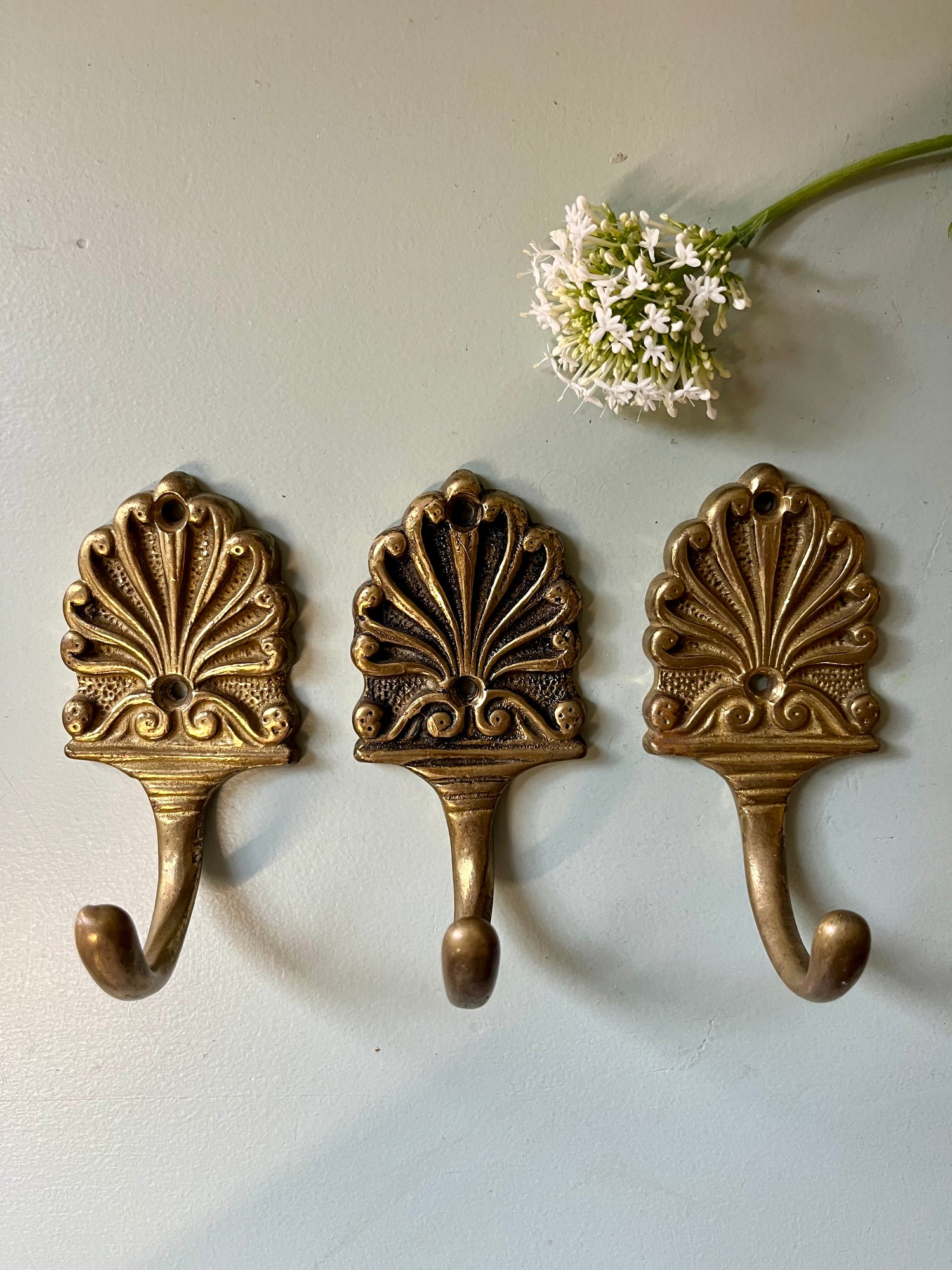 Patères dorées lot de 3   Patine