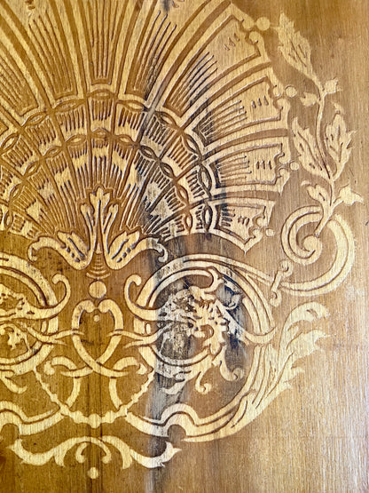 Chaise bistrot assise gravée claire