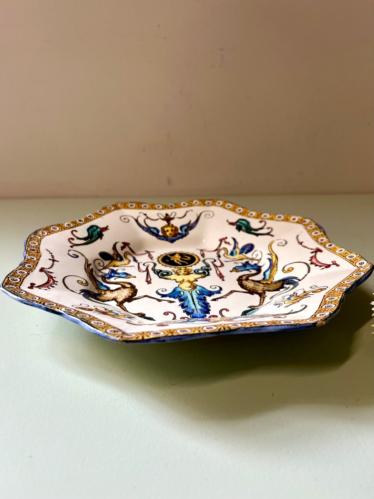 Assiette en faïence de Gien – décor Renaissance  Vaisselle Patine
