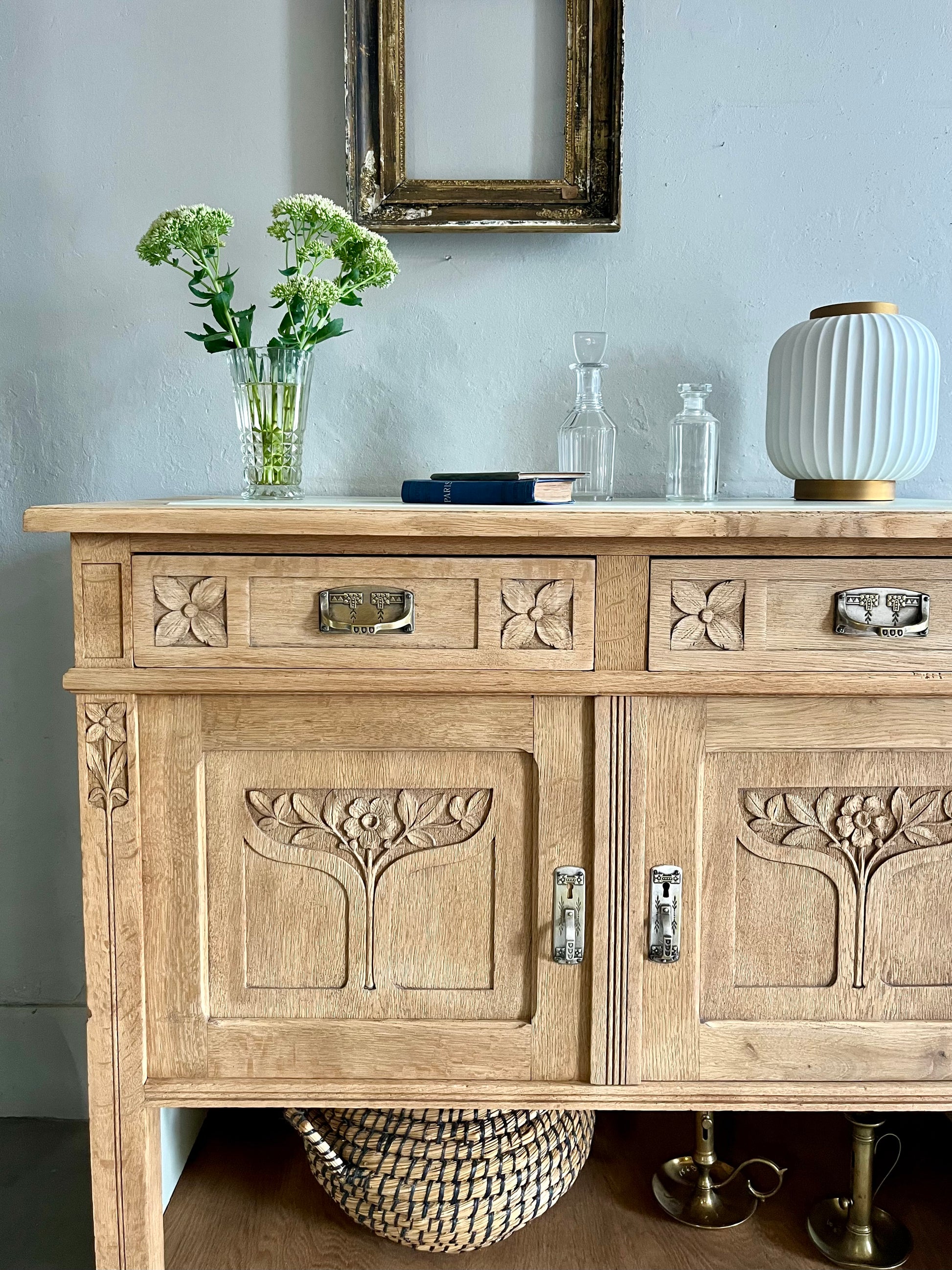 Buffet ancien en chêne sculpté  Meubles Patine