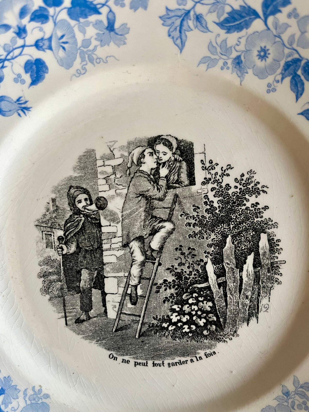 Assiette parlante ancienne Niderviller – Décor bleu fleuri  Vaisselle Patine