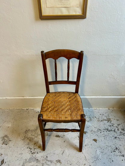 Chaises bistrot en bois foncé à assise paillée - paire