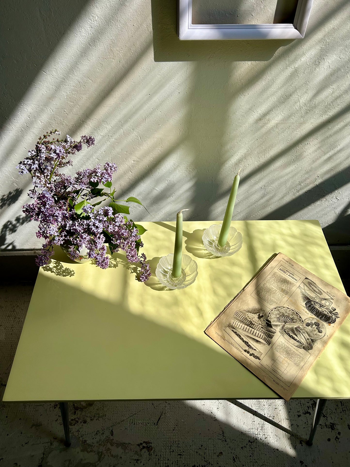 Table basse 70’s jaune pieds compas