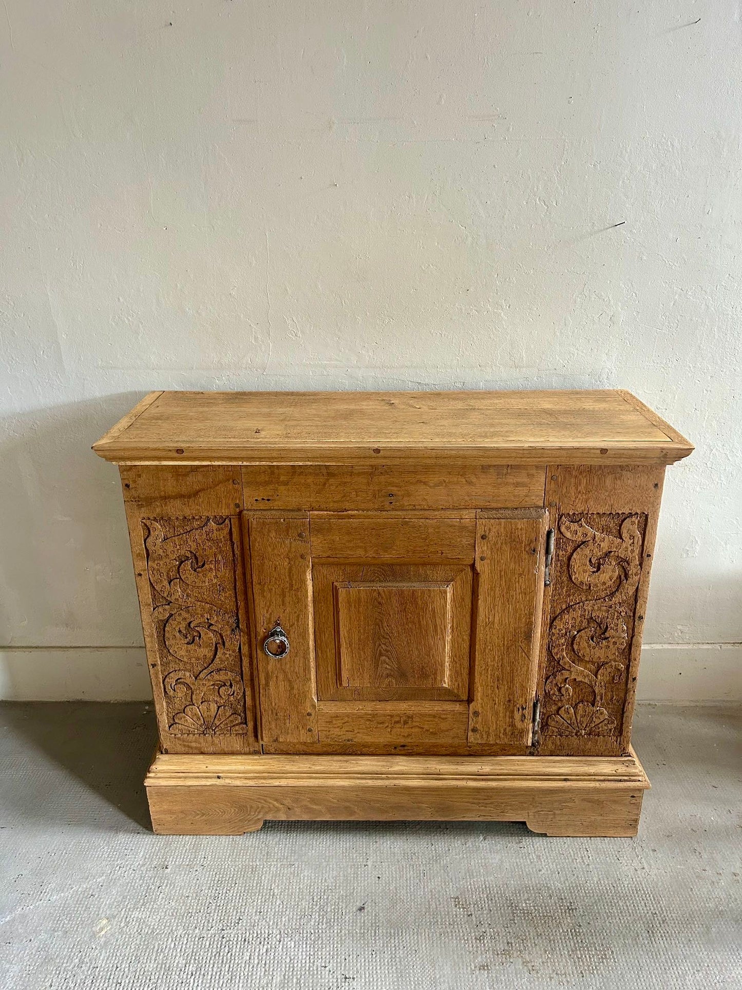 Buffet ancien en chêne sculpté   Patine