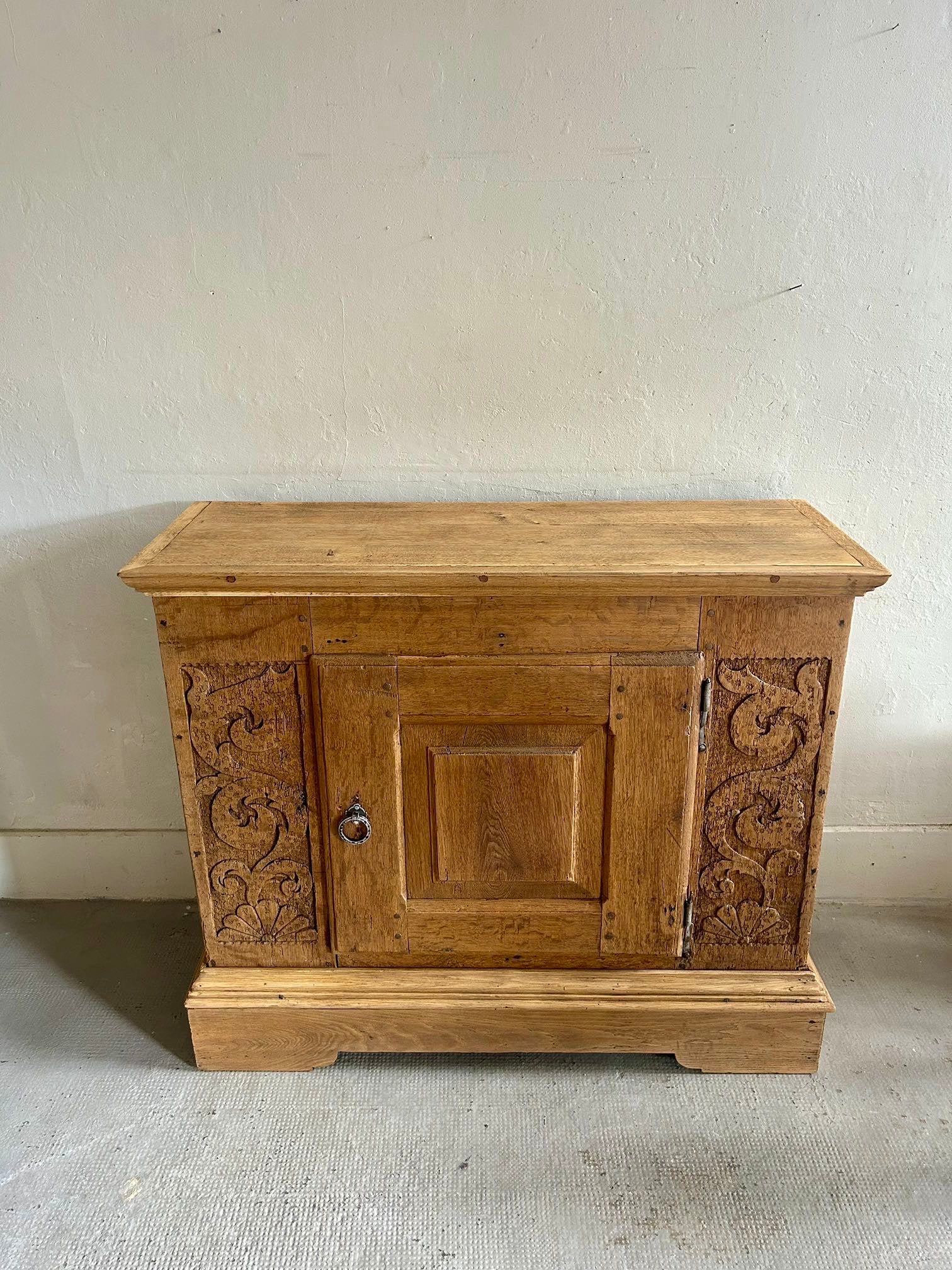 Buffet ancien en chêne sculpté   Patine
