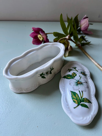Petite boîte en porcelaine décor floral