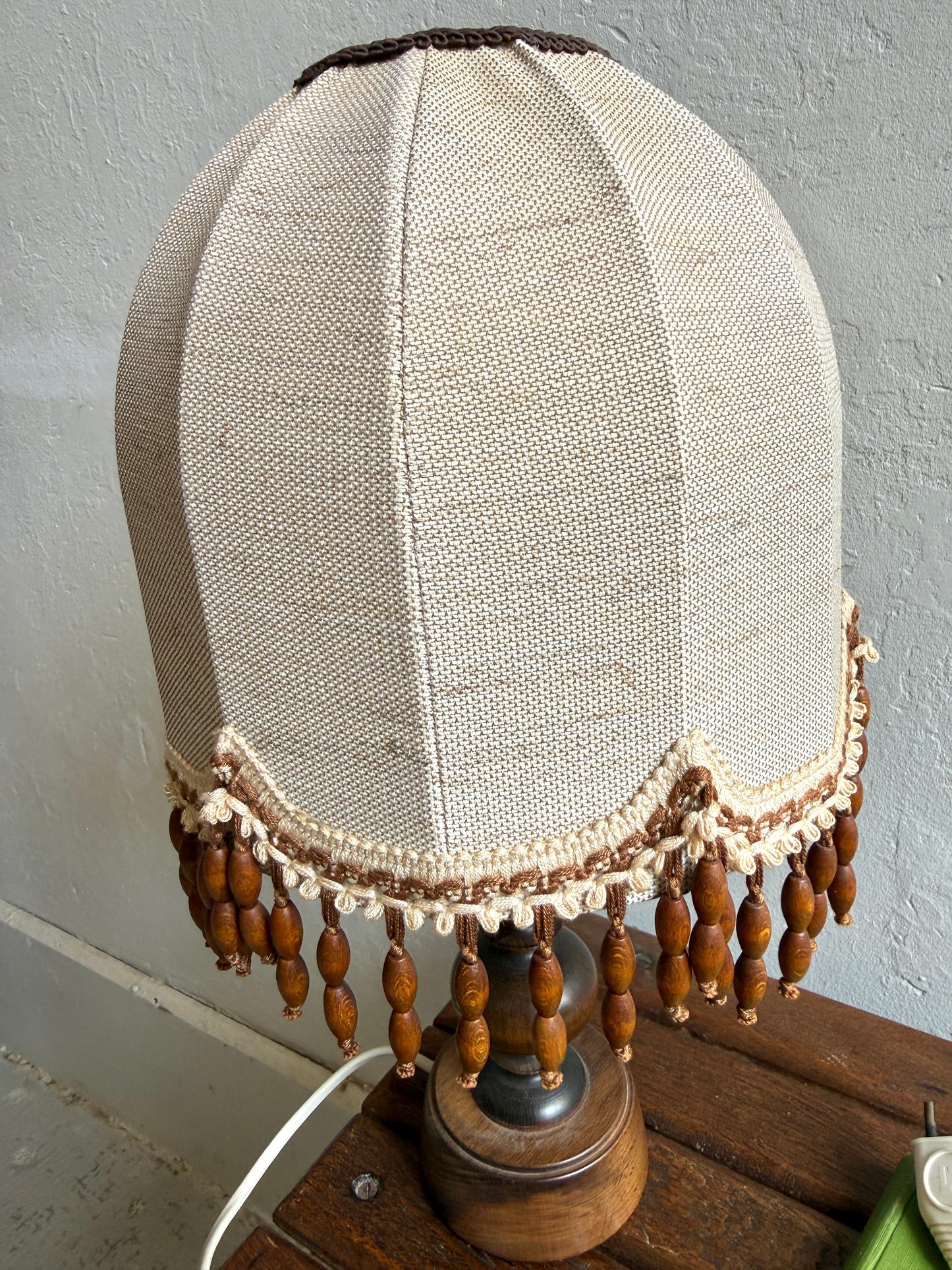 Lampe à poser avec about-jour en tissu et perles