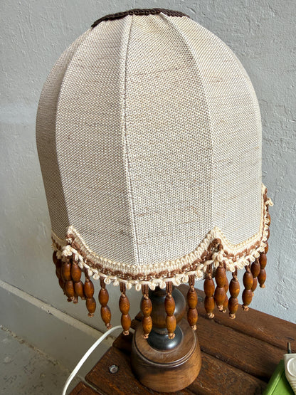 Lampe à poser avec about-jour en tissu et perles