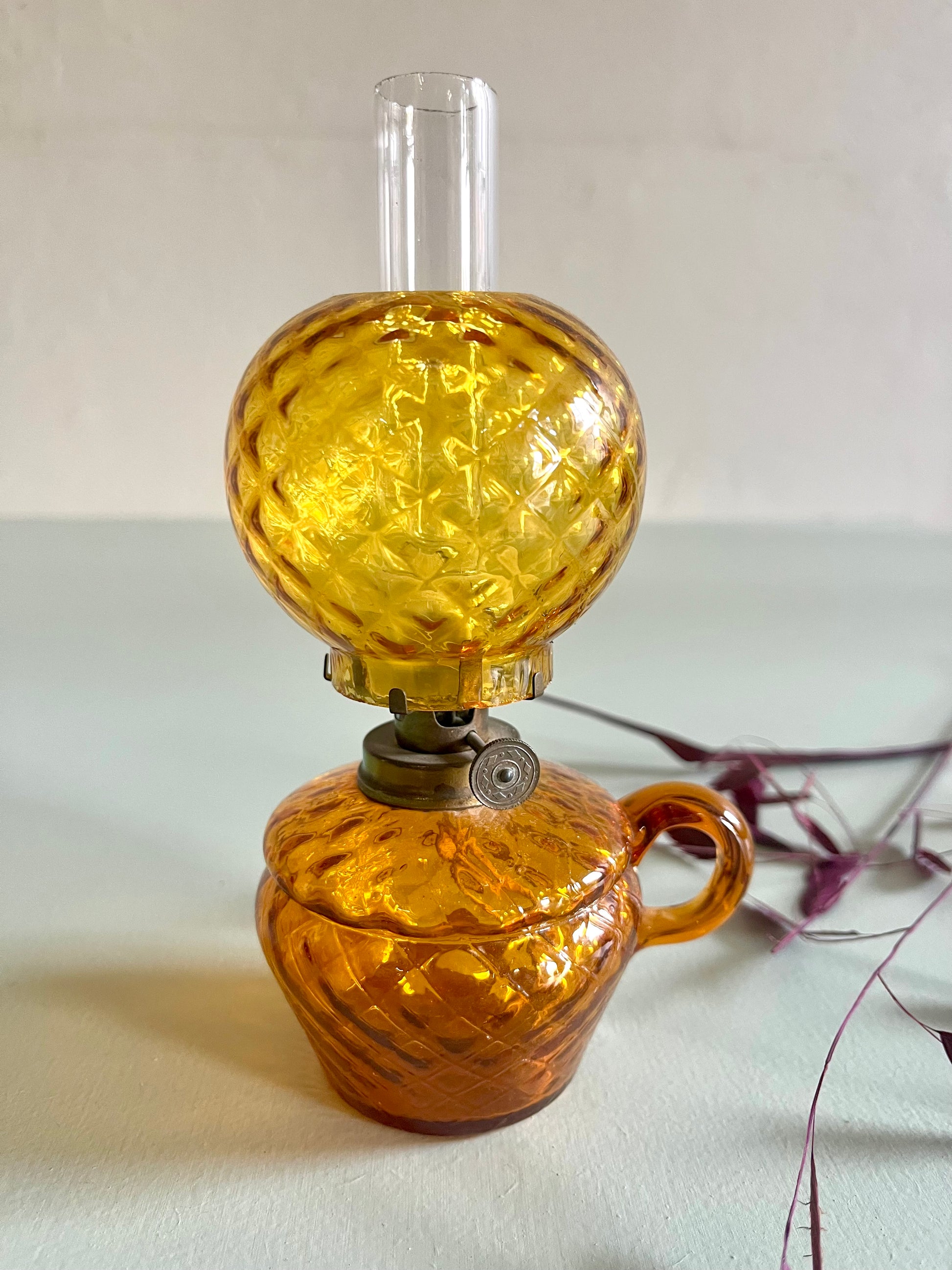 Lampe à huile en verre jaune   Patine