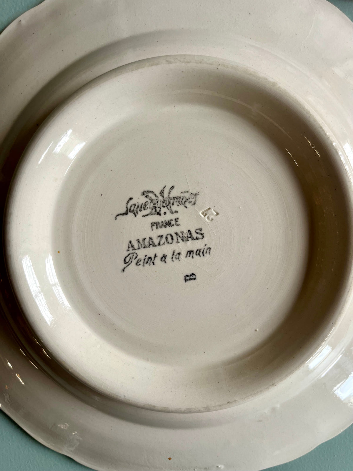 Assiette piédouche Sarreguemines modèle « Amazone »  Vaisselle Patine