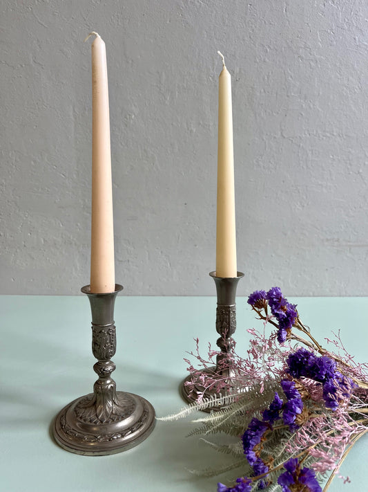 Bougeoirs en métal argenté gravés - lot de 2