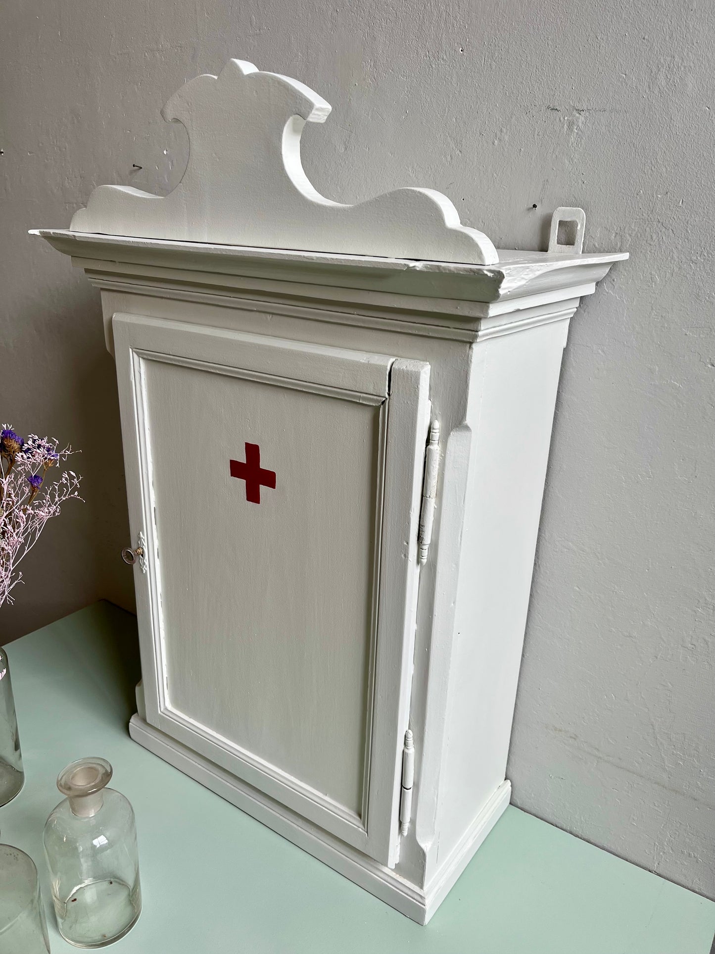 Petite armoire à pharmacie ancienne