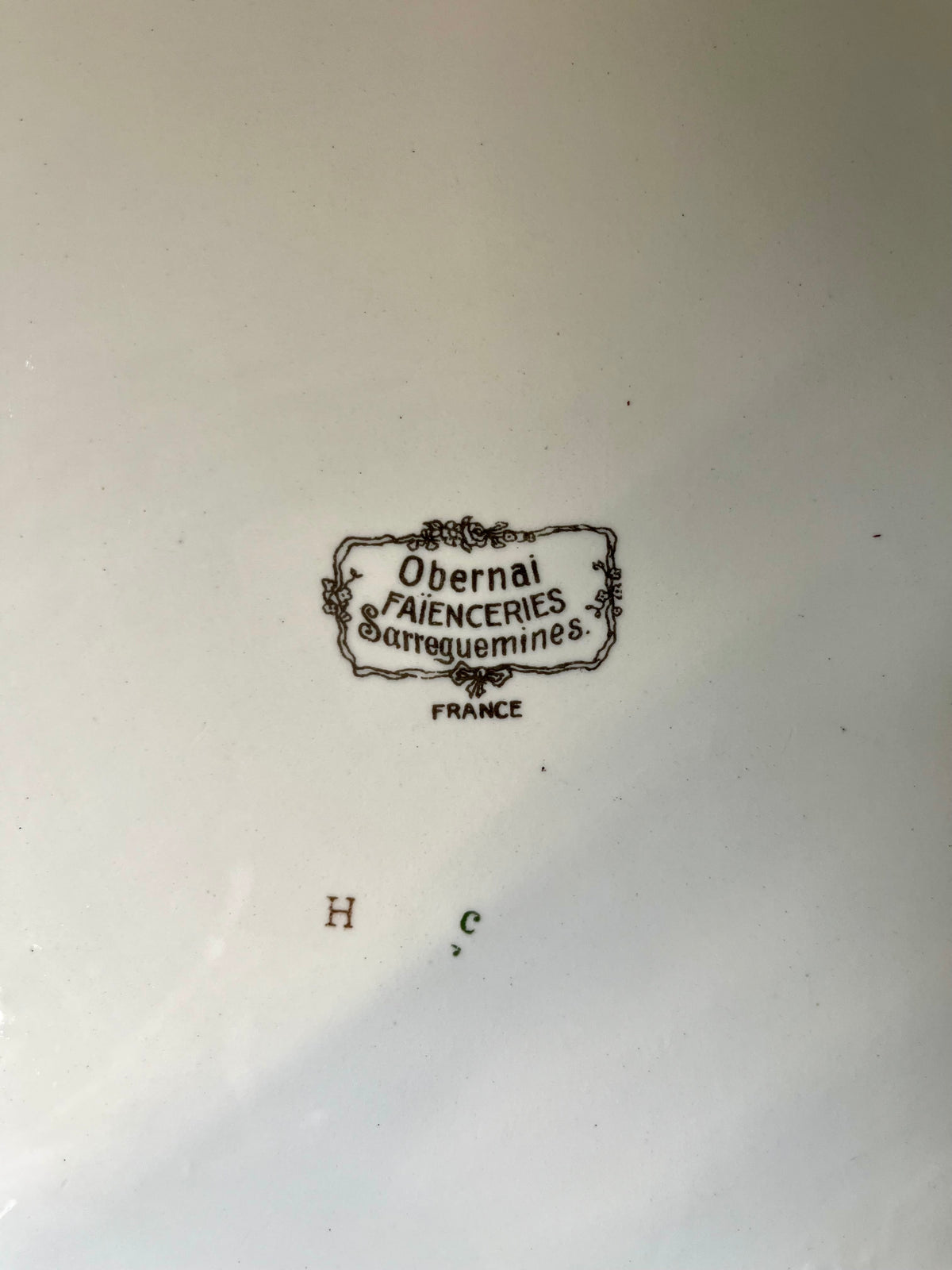 Plat ancien Sarreguemines Obernai – Henri Loux  Vaisselle Patine