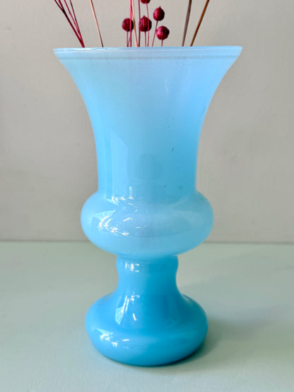 Vase bleu en opaline