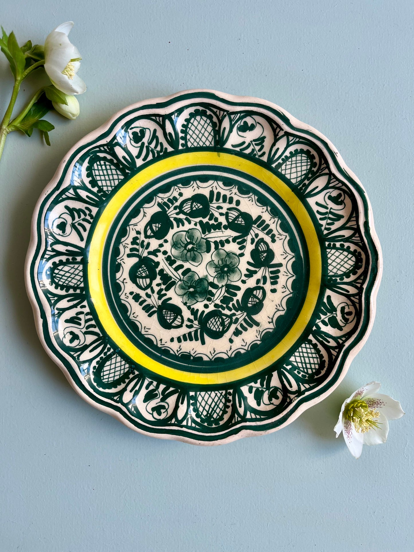 Assiette décorative en faïence vert et jaune