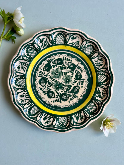 Assiette décorative en faïence vert et jaune