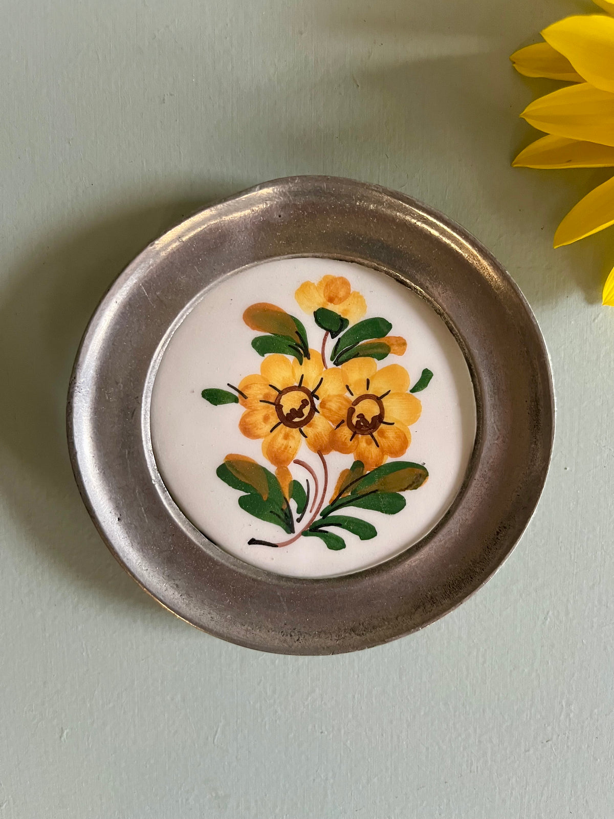 Médaillons muraux vintage en céramique et étain – lot de 2  Décoration Patine