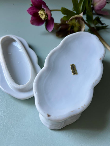 Petite boîte en porcelaine décor floral